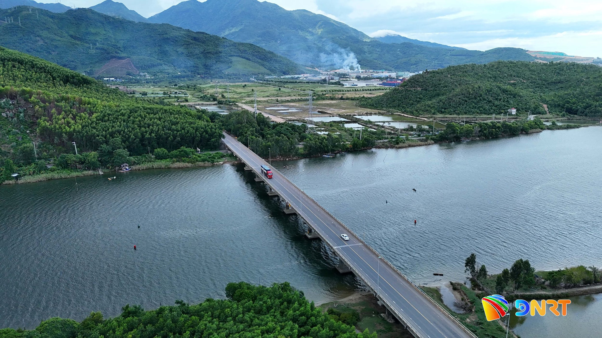 Dự án mở rộng 3 cây cầu hiện hữu gồm cầu Thượng Nam Ô, cầu Thủy Tú và cầu vượt ĐT.601 cho phù hợp với khổ nền đường. Trong ảnh là cầu Thượng Nam Ô. Ảnh: XUÂN SƠN
