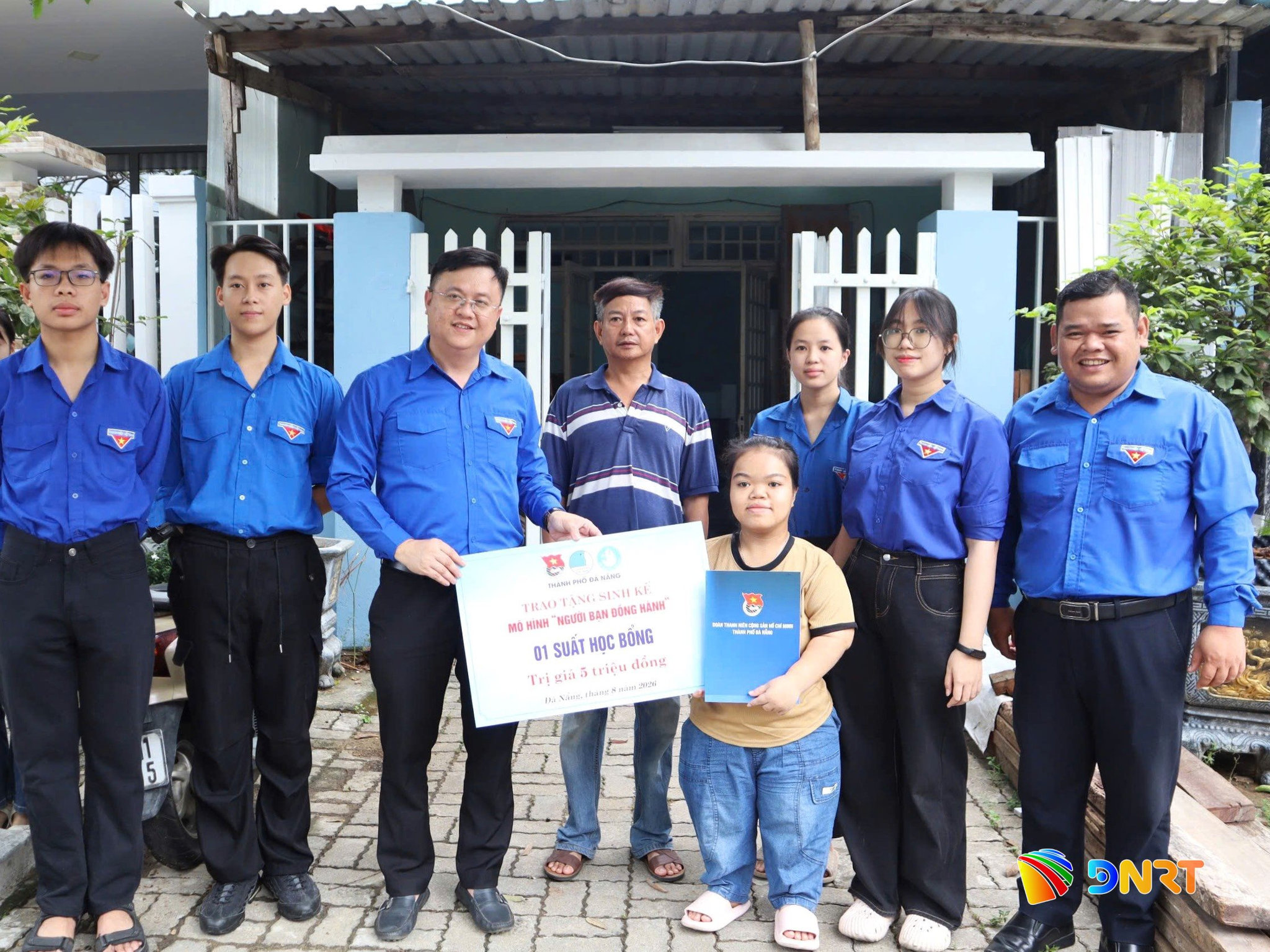 Bí thư Thành đoàn Đà Nẵng Lê Công Hùng (thứ 3, bên trái qua) trao học bổng cho sinh viên khuyết tật. Ảnh: LAM PHƯƠNG