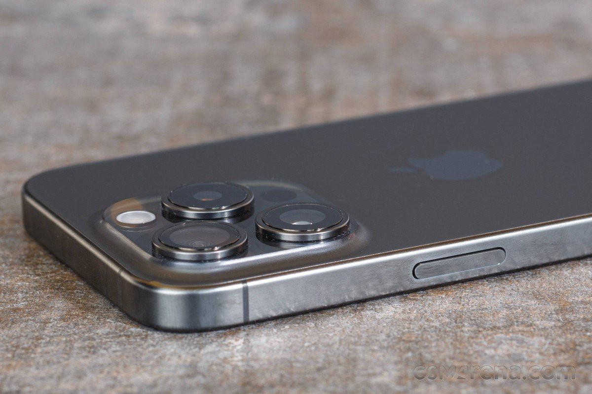 iPhone 15 Pro hỗ trợ bộ tính năng trí tuệ nhân tạo Apple Intelligence nhờ chip A17 Pro và RAM 8GB