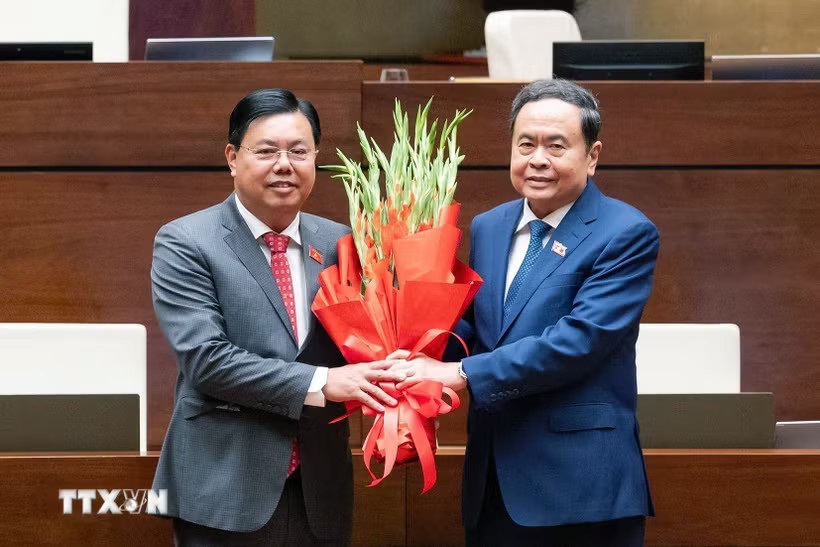 Chủ tịch Quốc hội Trần Thanh Mẫn tặng hoa chúc mừng tân Bộ trưởng Bộ Nội vụ Nguyễn Tiến Hải. (Ảnh: TTXVN phát)