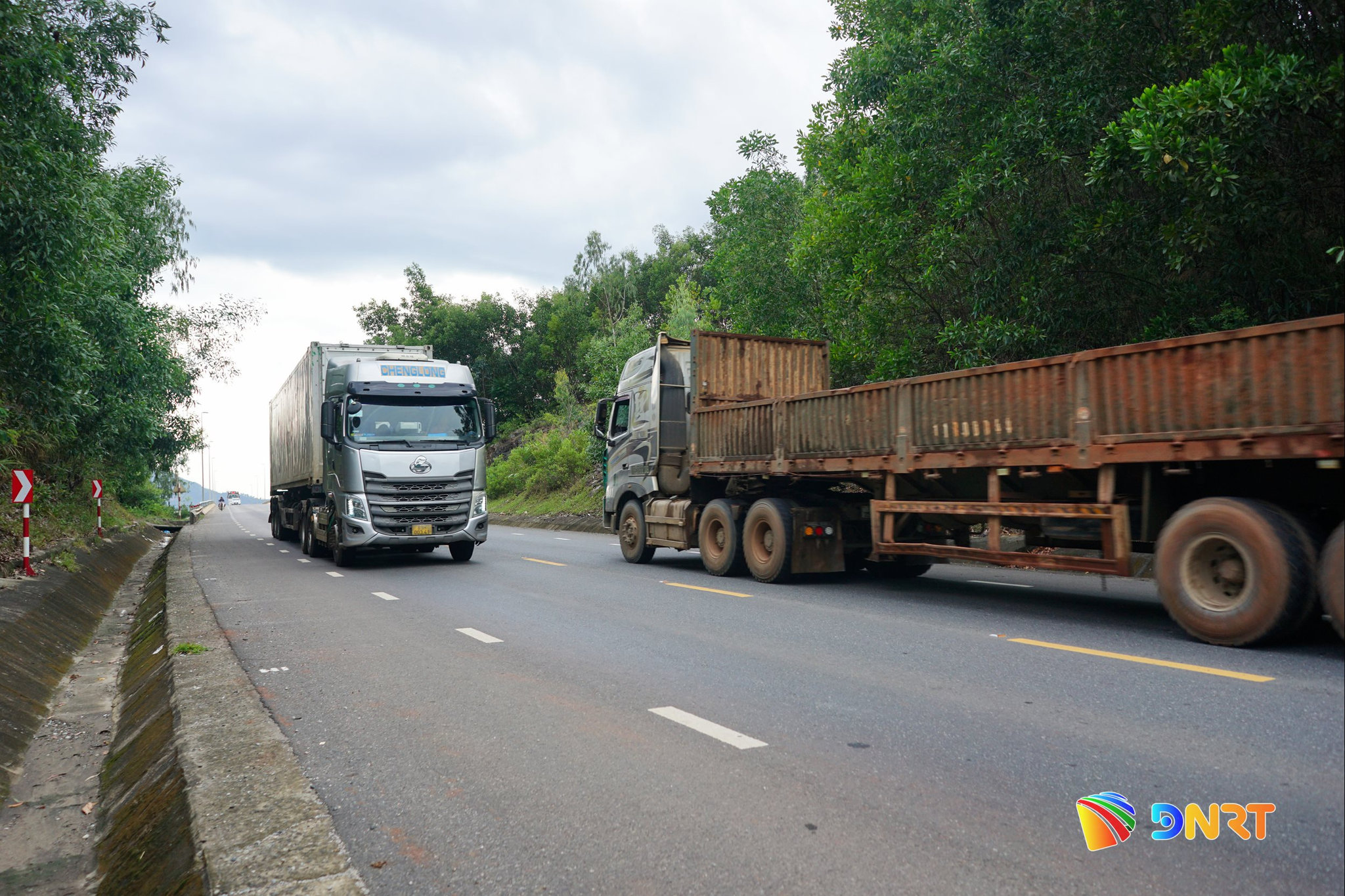 Mỗi ngày, tuyến đường tránh Nam Hải Vân đón lượng lớn phương tiện di chuyển qua lại. 