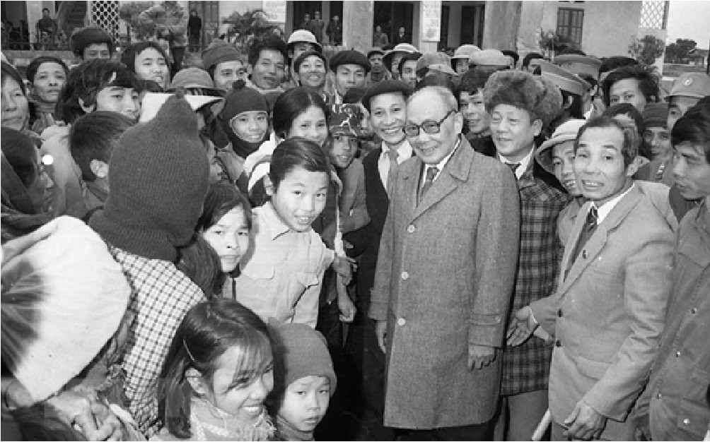 Chủ tịch Hội đồng Nhà nước Võ Chí Công thăm, chúc Tết xã viên Hợp tác xã Đồng Lý, huyện Lý Nhân, tỉnh Hà Nam Ninh, ngày 421989. Ảnh Minh Điền – TTXVN