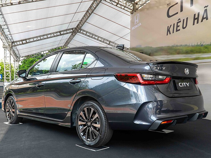 Thân xe Honda City 2026 nổi bật với các đường gân nổi