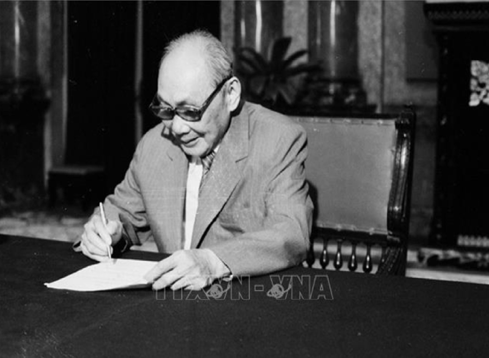 Ngày 13-4-1992, tại Phủ Chủ tịch, Chủ tịch Hội đồng Nhà nước Võ Chí Công ký sắc lệnh công bố Hiến pháp nước Cộng hòa xã hội chủ nghĩa Việt Nam 1992. Ảnh TTXVN
