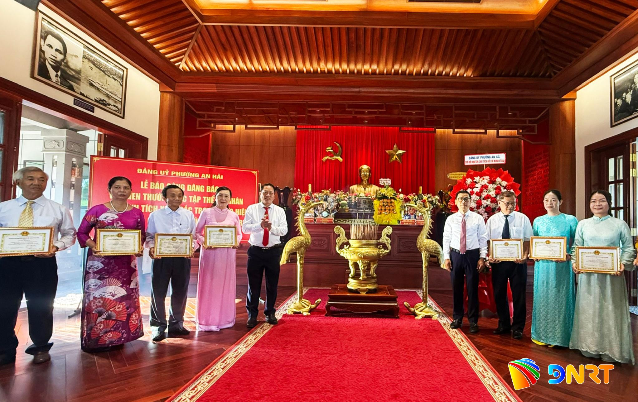 UBND phường An Hải trao giấy khen cho 11 tập thể và 14 cá nhân có thành tích xuất sắc trong thực hiện Chỉ thị số 05-CT/TW của Bộ Chính trị năm 2026. Ảnh: ĐẮC MẠNH