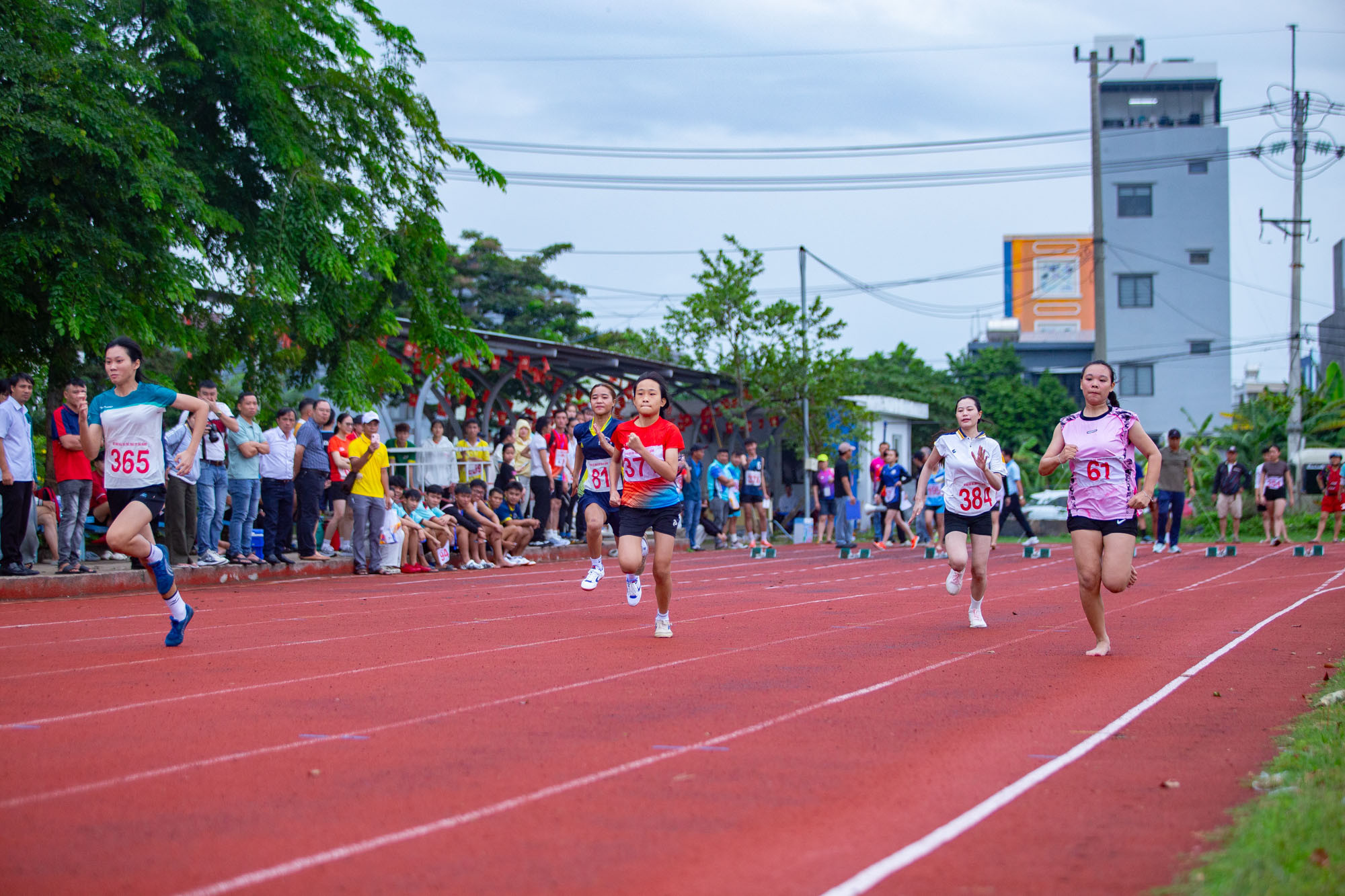 Ngay sau lễ khai mạc, các vận động viên thi đấu môn chạy 100m nữ. Ảnh: BẢO LÂM