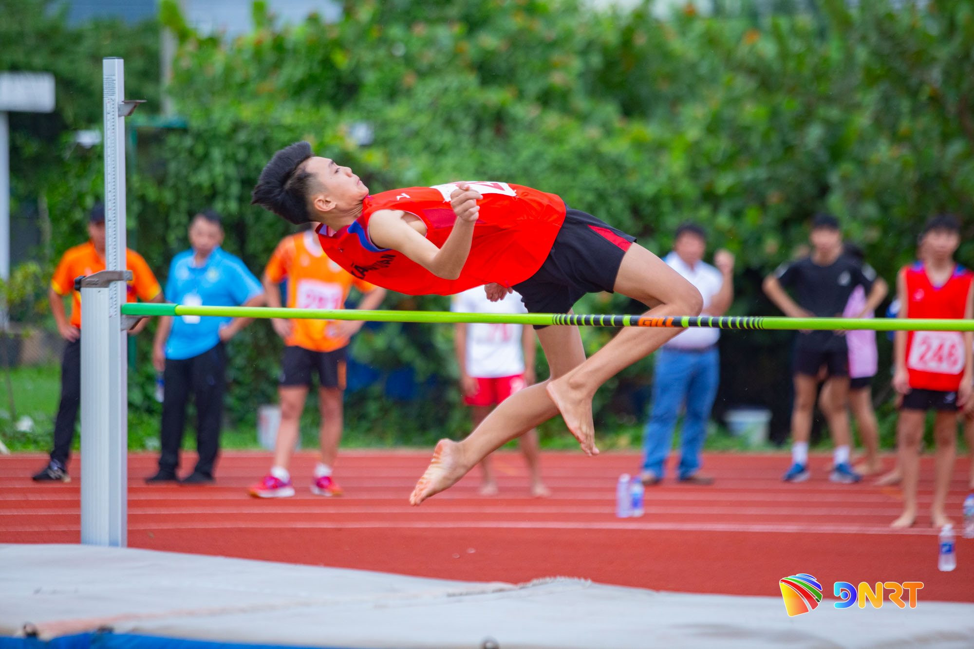 Vận động viên tranh tài môn nhảy cao. Ảnh: BẢO LÂM