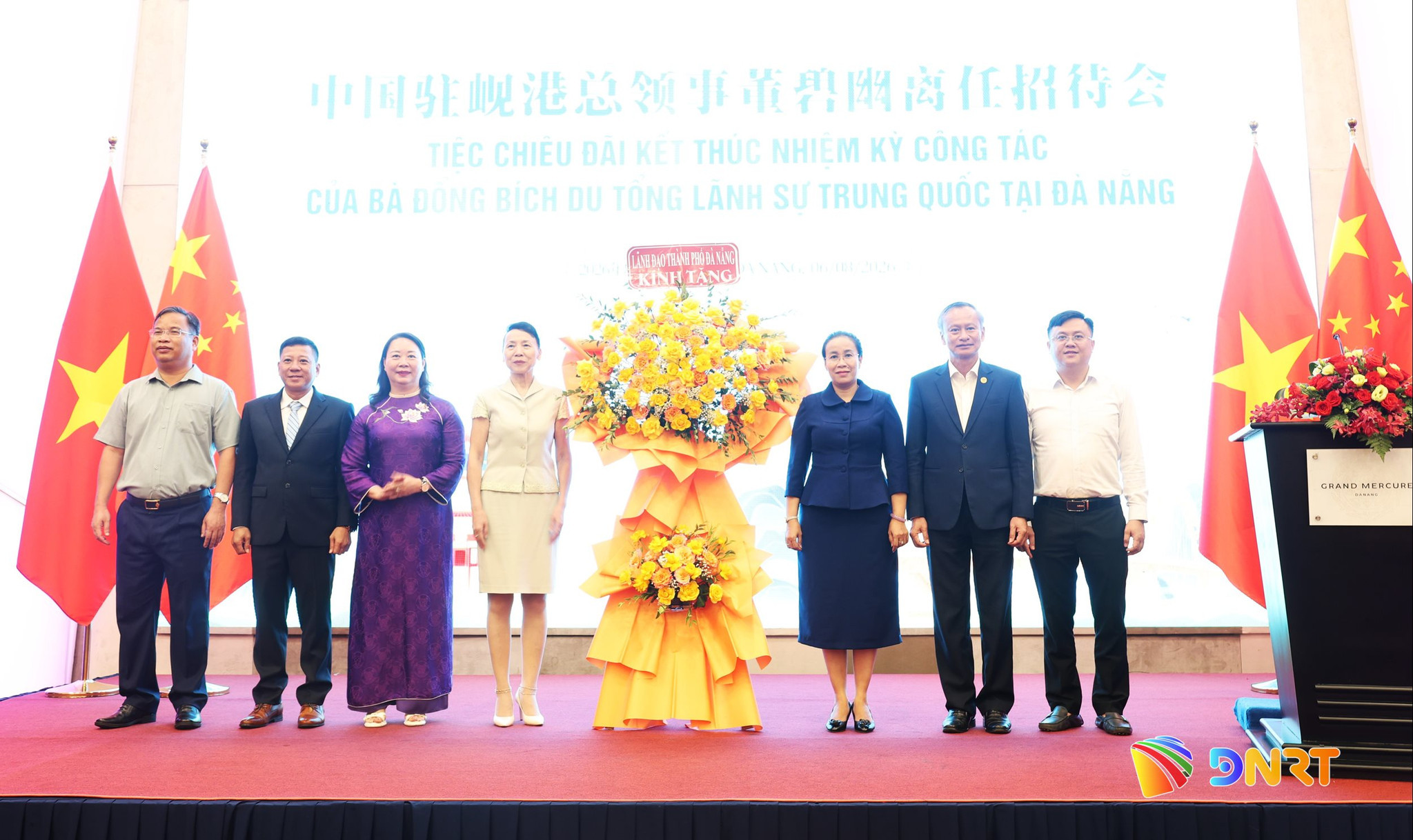 Da Nang and Hue city leaders posed for a commemorative photo with Chinese Consul General in Da Nang Dong Biyou (fourth from left). Photo: Ngoc Ha