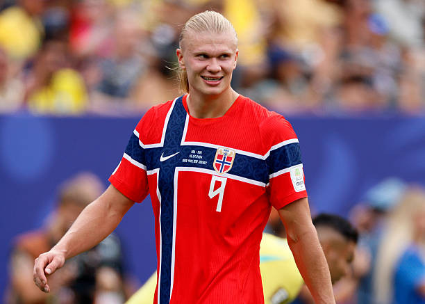 Erling Haaland nhận lời khuyên từ Chicharito về kỹ năng di chuyển