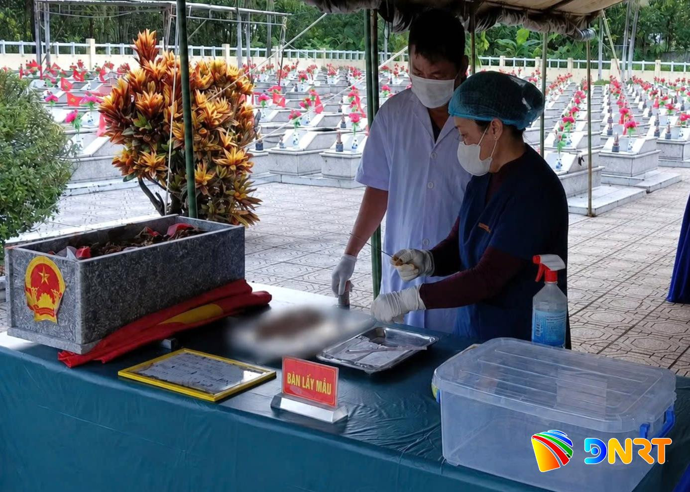 Lực lượng chuyên môn lấy mẫu sinh phẩm ADN từ các phần mộ liệt sĩ chưa xác định danh tính tại Nghĩa trang Liệt sĩ Bắc Trà My phục vụ công tác giám định. Ảnh: PHƯỚC THỦY