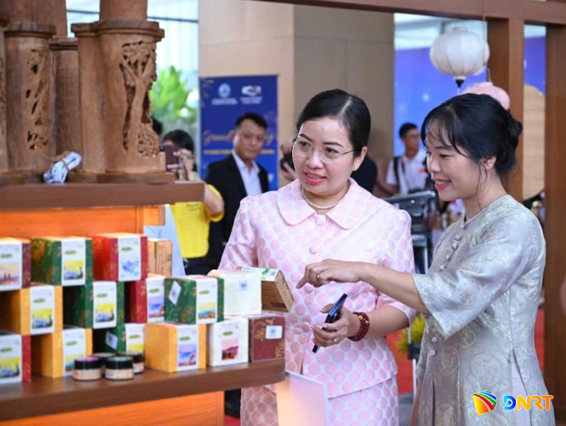 Việc học tập lại từ đầu giúp chị Lương Anh Thư (bên phải) có nền tảng chuyên môn vững chắc để nghiên cứu, sáng tạo sản phẩm mới. Ảnh: VIỆT ÂN