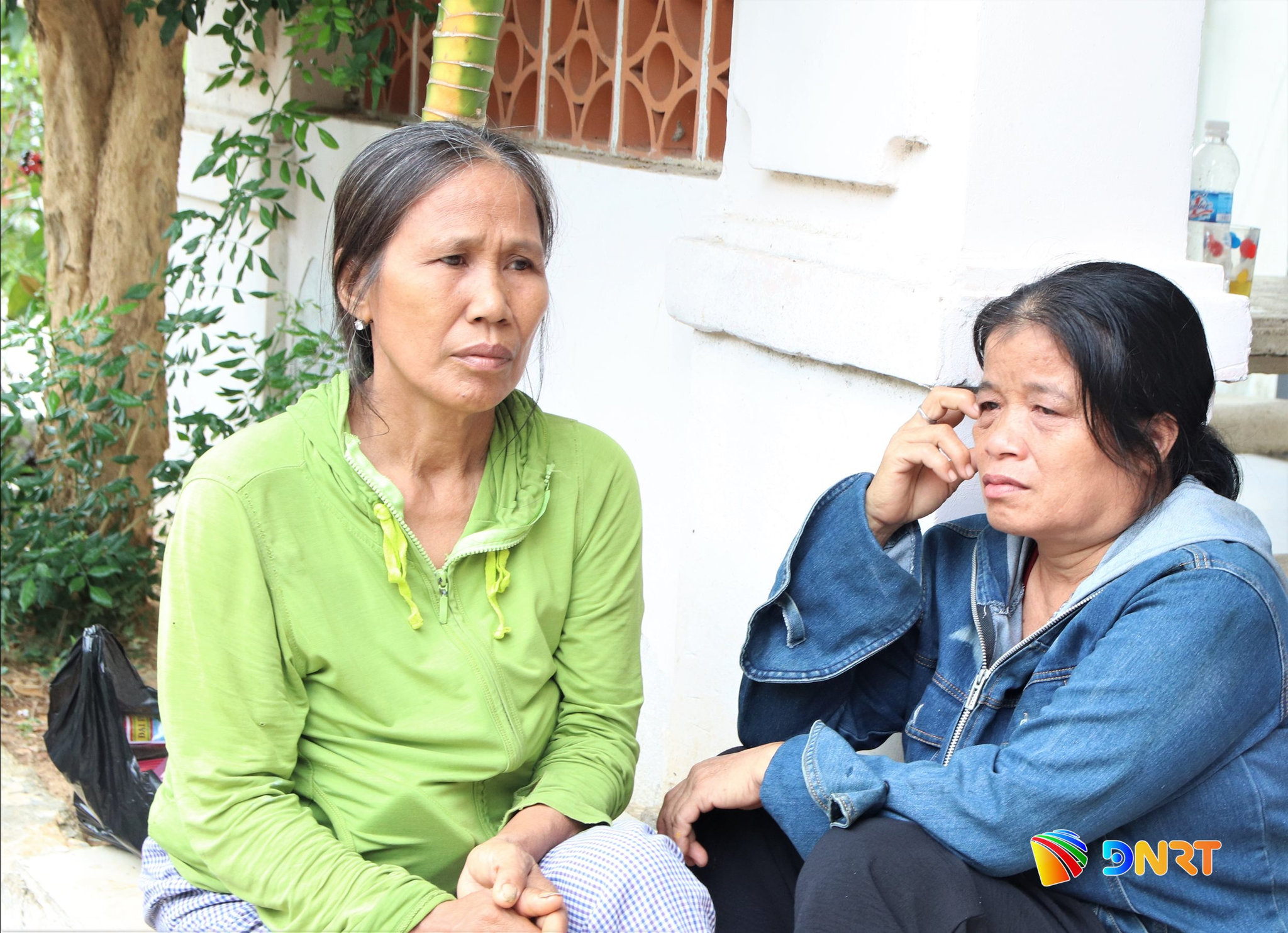 Nỗi mong ngóng của gia đình các nạn nhân có con đang mất tích. Ảnh: TRỌNG HUY