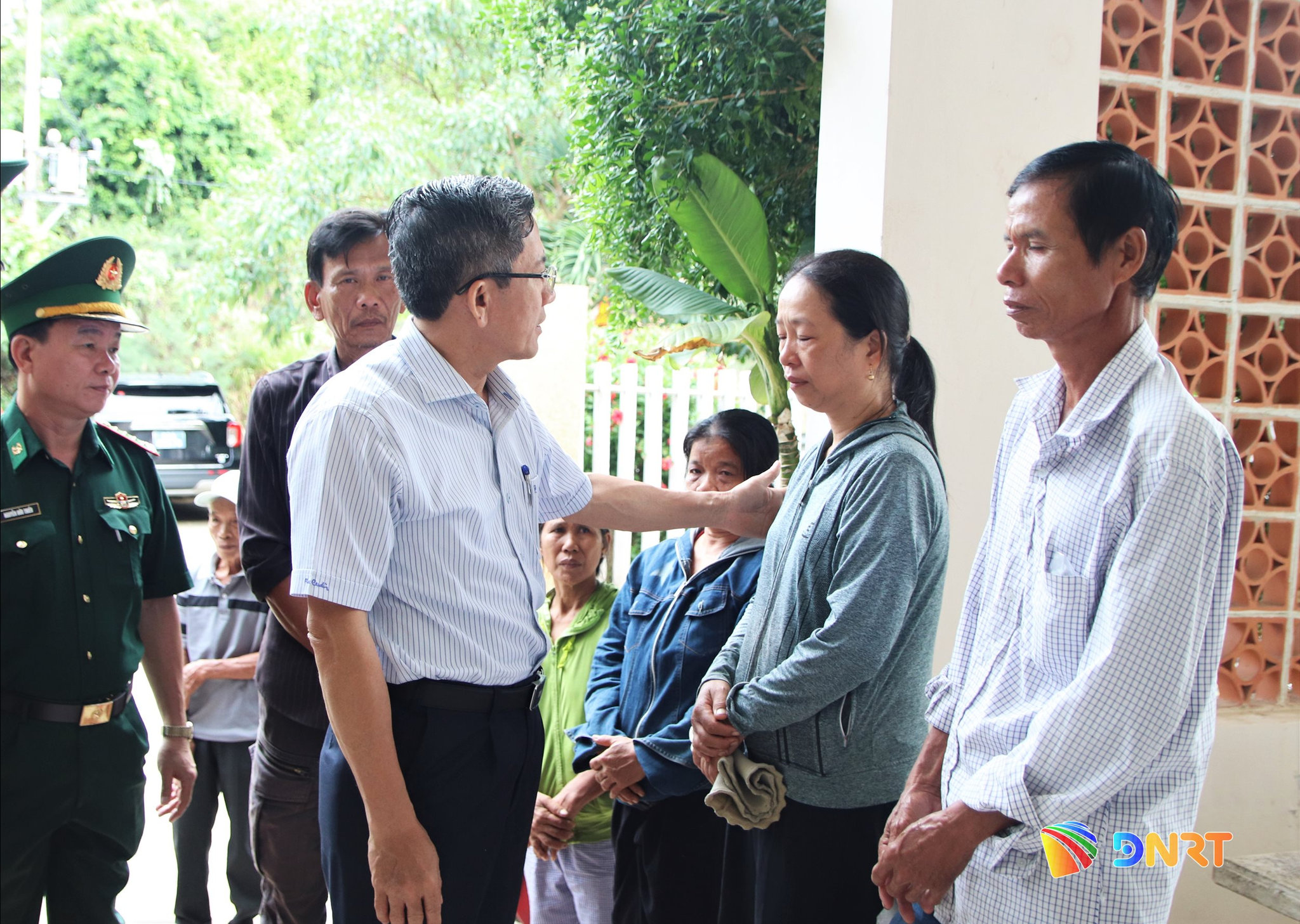 Phó Chủ tịch UBND thành phố Trần Nam Hưng hỏi thăm, động viên gia đình có nạn nhân mất tích tại Mũi Nghê. Ảnh: TRỌNG HUY