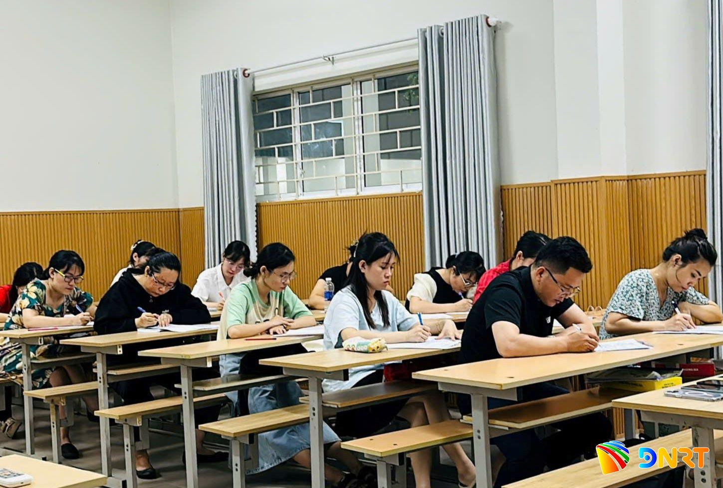 Nhiều người chọn quay trở lại đi học sau một thời gian đã đi làm. Một giờ học văn bằng 2 của lớp Ngôn Ngữ Anh, Trường Đại học Ngoại ngữ (Đại học Đà Nẵng). Ảnh: THU HÀ.