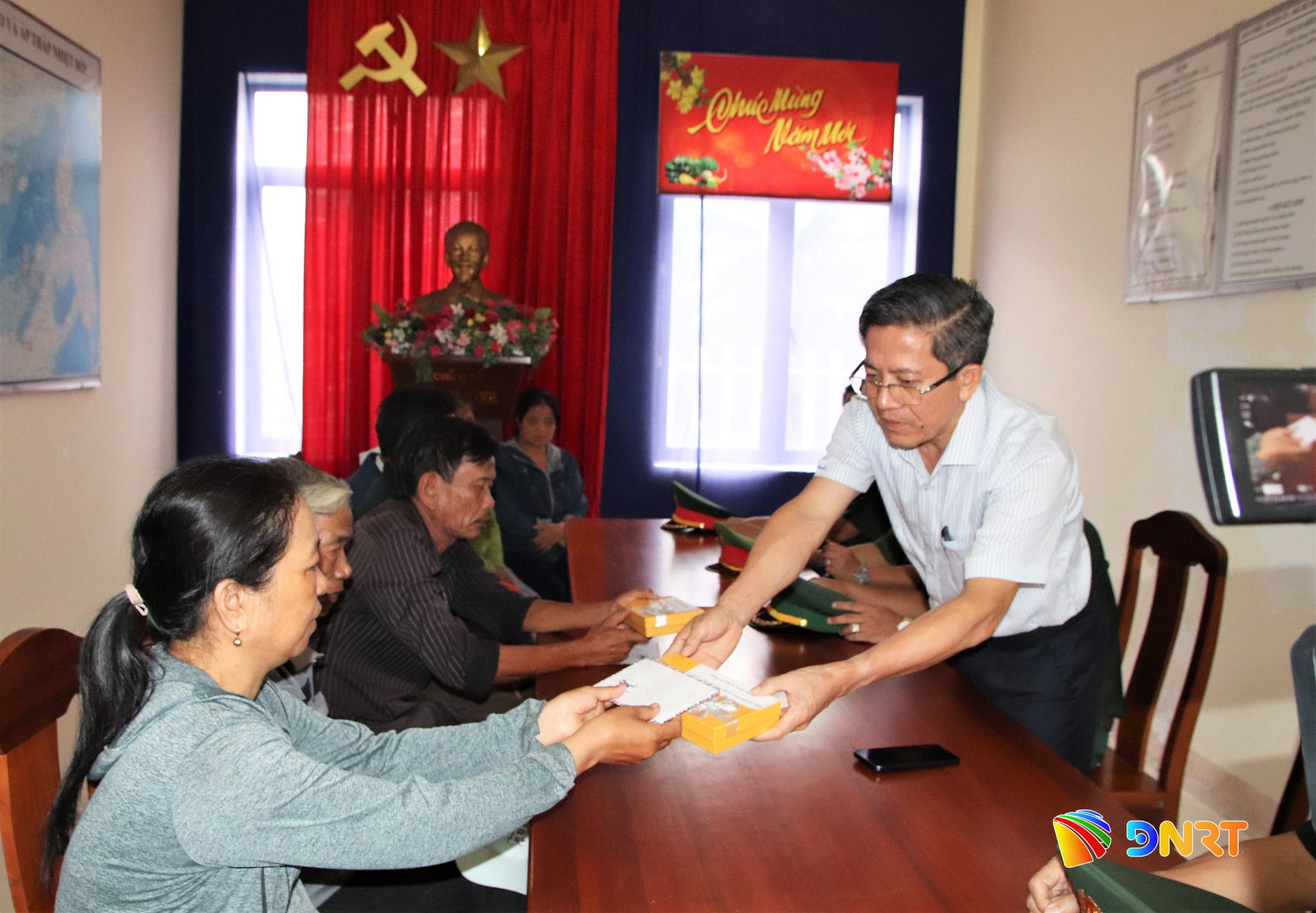 Phó Chủ tịch UBND thành phố Trần Nam Hưng hỏi thăm, động viên, trao quà hỗ trợ gia đình có nạn nhân mất tích tại Mũi Nghê. Ảnh: TRỌNG HUY
