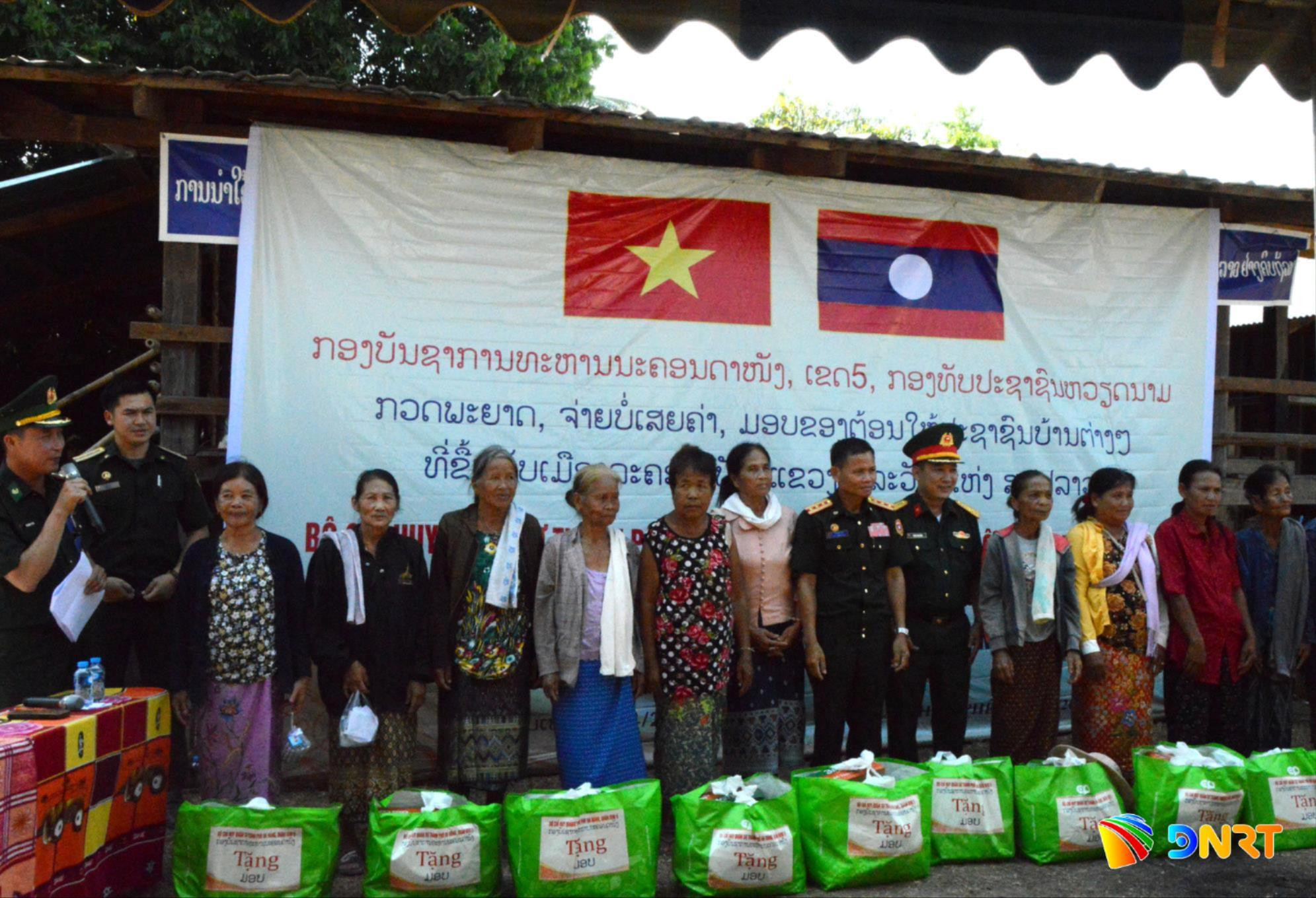 bo-chqs-tham-tang-qua-nhan-dan-tinh-se-kong(1).jpg