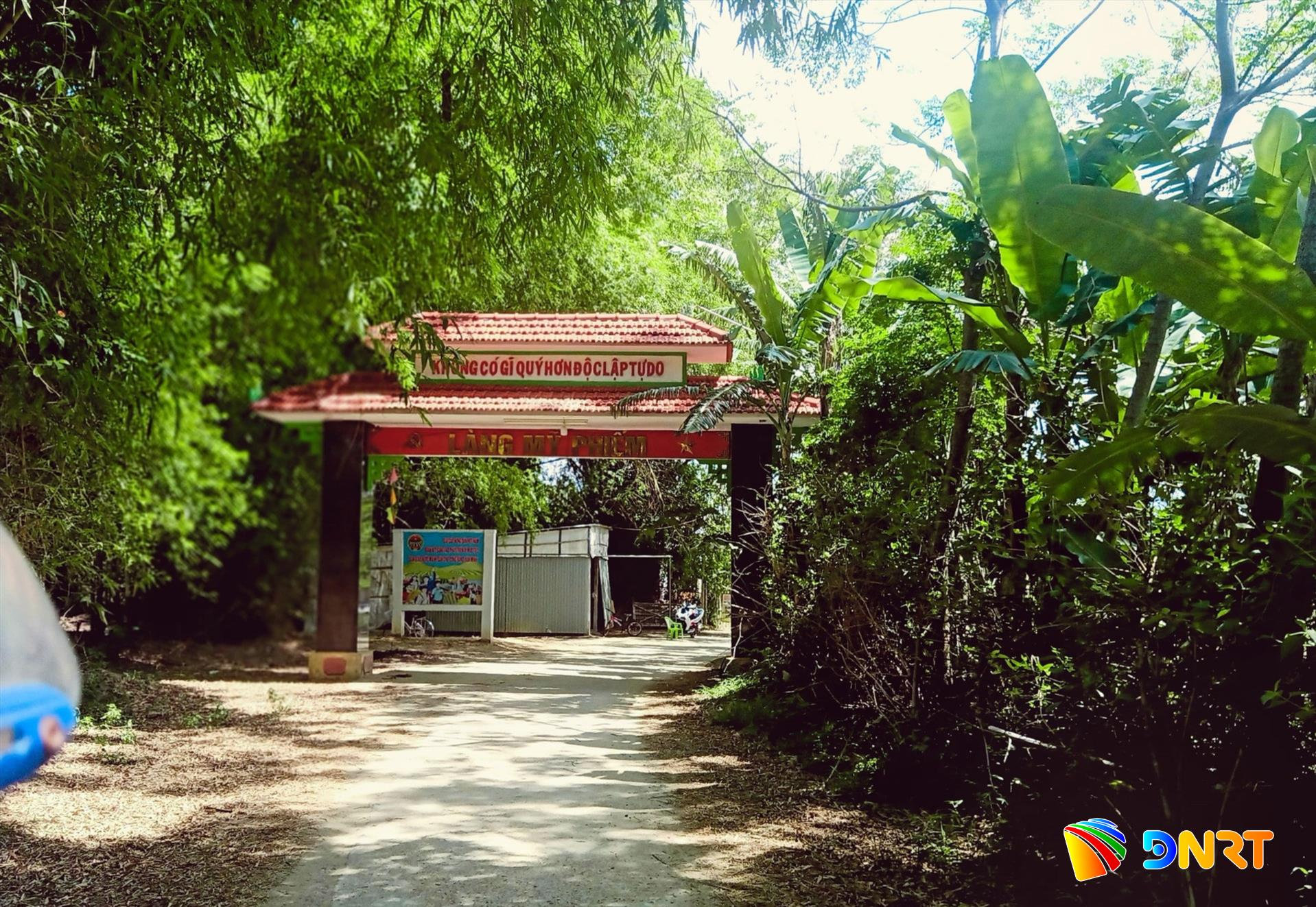 Cổng làng Mỹ Phiếm (xã Vu Gia). Ảnh: V.T