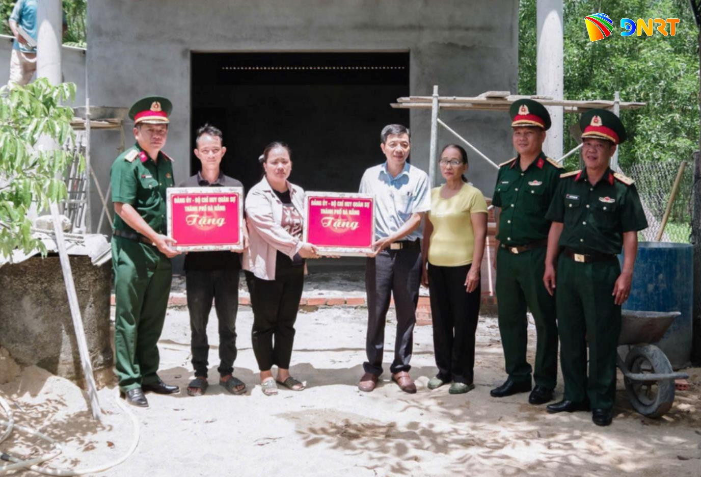 doan-cong-tac-bo-chqs-da-nang-tham-tang-qua-gia-dinh-nan-nhan-nhiem-chat-doc-hoa-hoc-o-que-son-1-.jpg