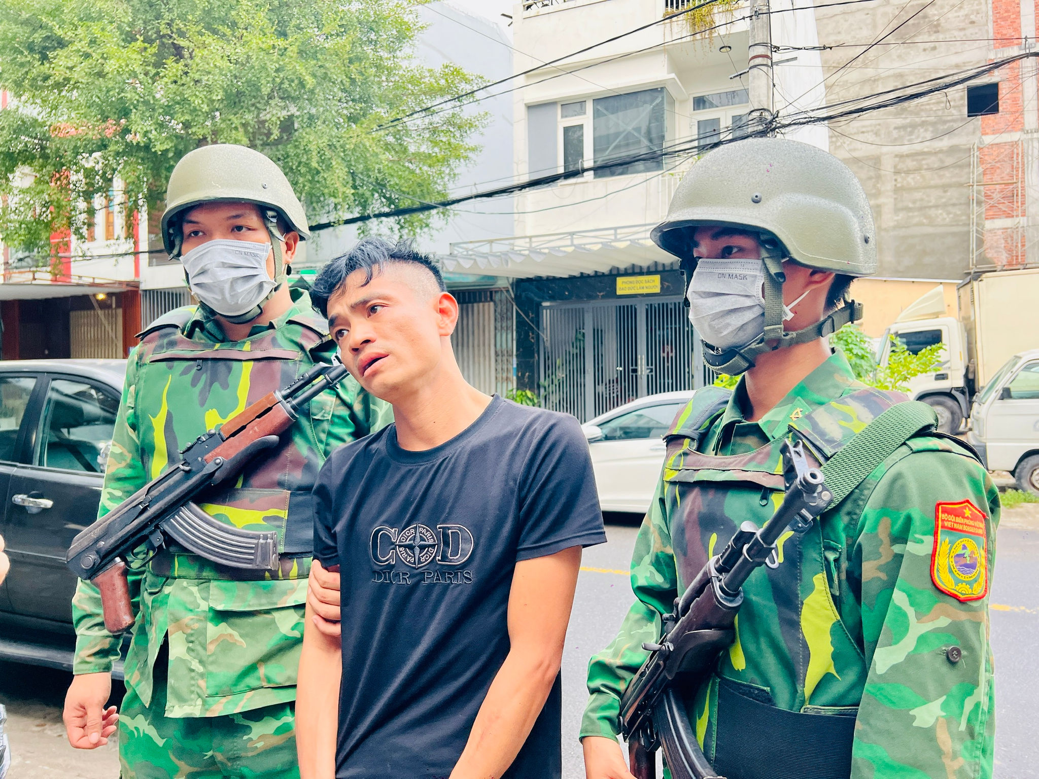 Đối tượng Phạm Văn Thanh bị lực lượng chức năng bị bắt giữ tại hiện trường. Ảnh: PV