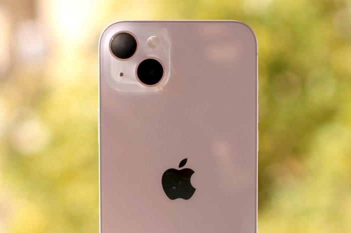 iPhone 14 Plus sở hữu màn hình lớn 6,7 inch cùng khung nhôm nhẹ nhàng.