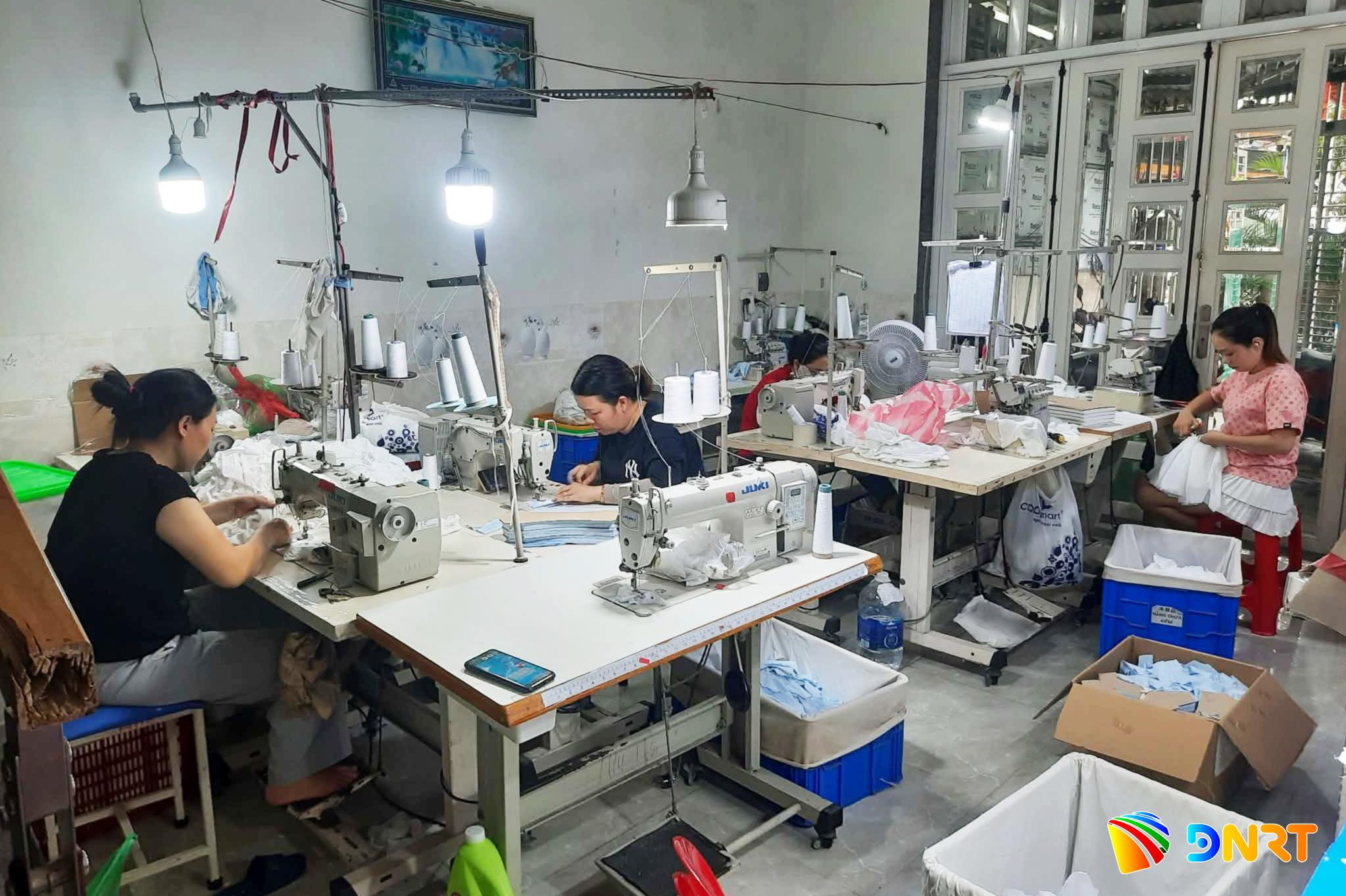 Căn nhà nhỏ của chị Nguyễn Thị Thu (phường Hòa Khánh) mỗi ngày có nhiều phụ nữ đến học và làm nghề may gia công. Ảnh: THIÊN DUYÊN