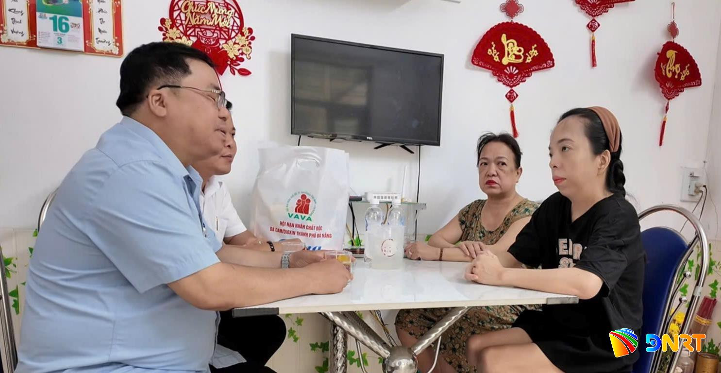 Đại diện Hội Nạn nhân chất độc da cam/dioxin thành phố thăm hỏi chị Phạm Hồ Bảo Trâm. Ảnh: HÀN NGUYÊN