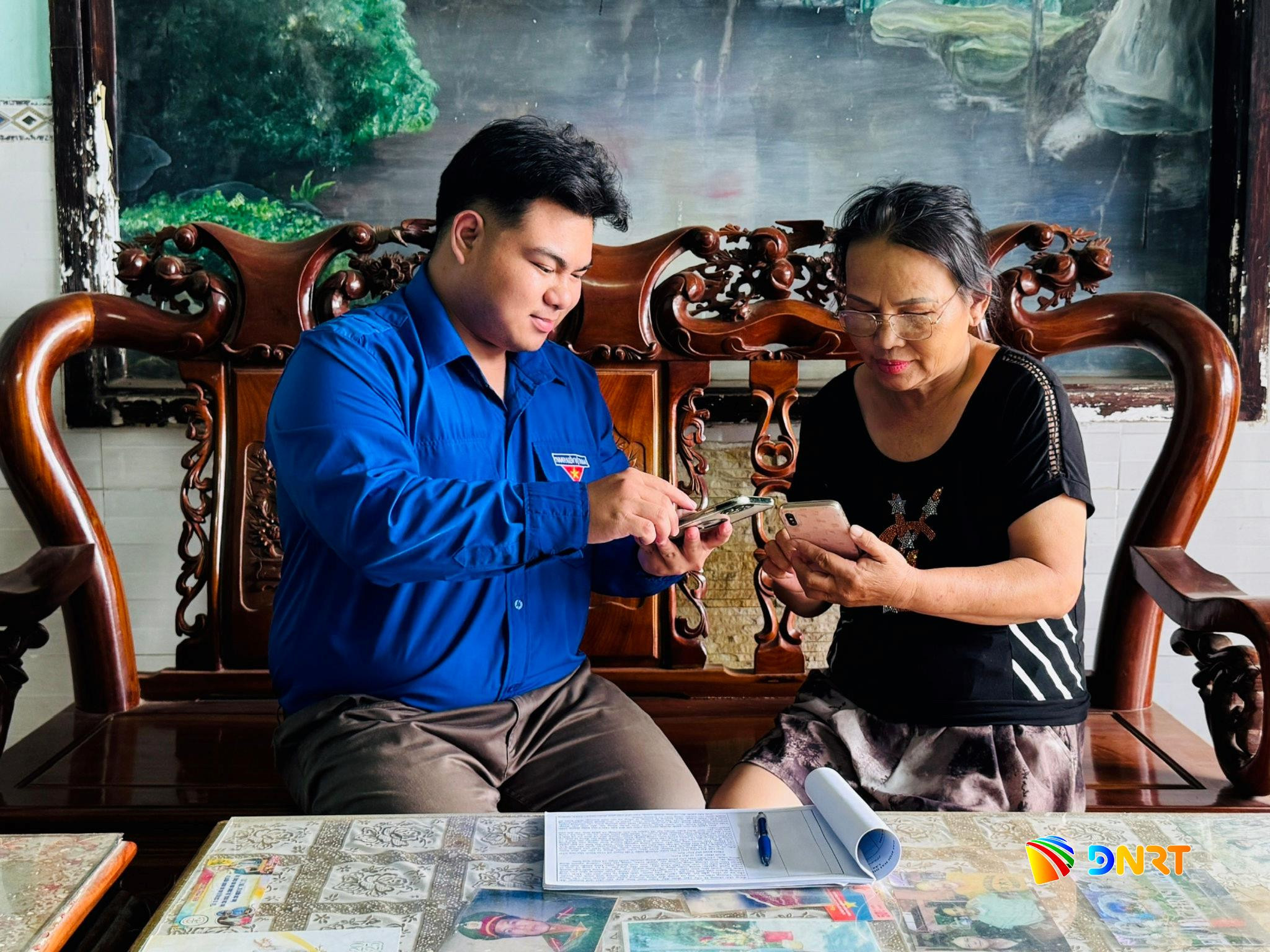 anh-nguyen-quang-truong-bi-thu-chi-doan-thon-son-phuoc-ho-tro-nguoi-dan-thuc-hien-dich-vu-cong-truc-tuyen-tai-nha.jpg