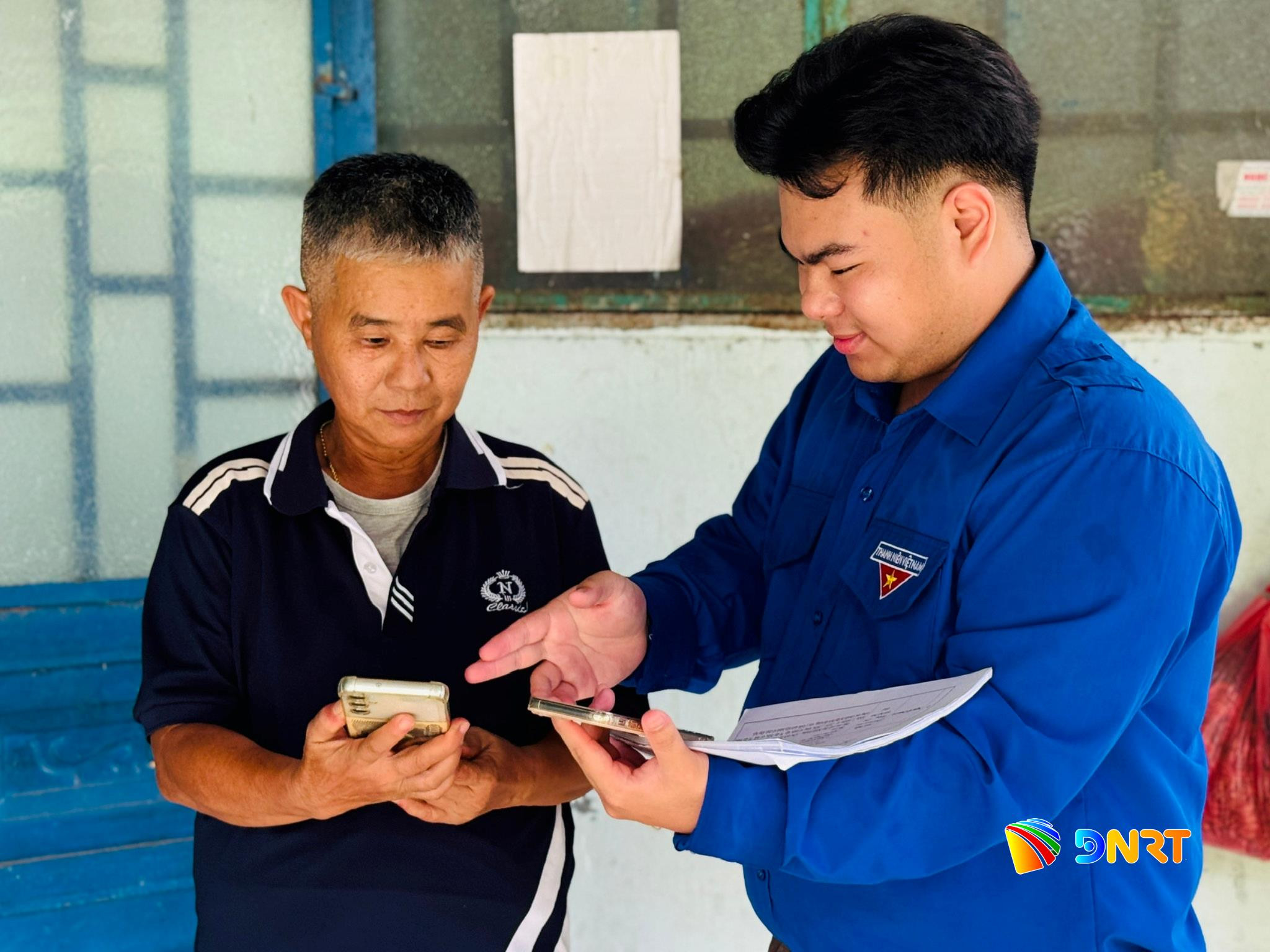bang-kien-thuc-va-suc-tre-su-nang-dong-nhiet-tinh-cua-nguyen-quang-truong-da-nhan-duoc-su-tin-tuong-cua-nguoi-dan-trong-thon.jpg