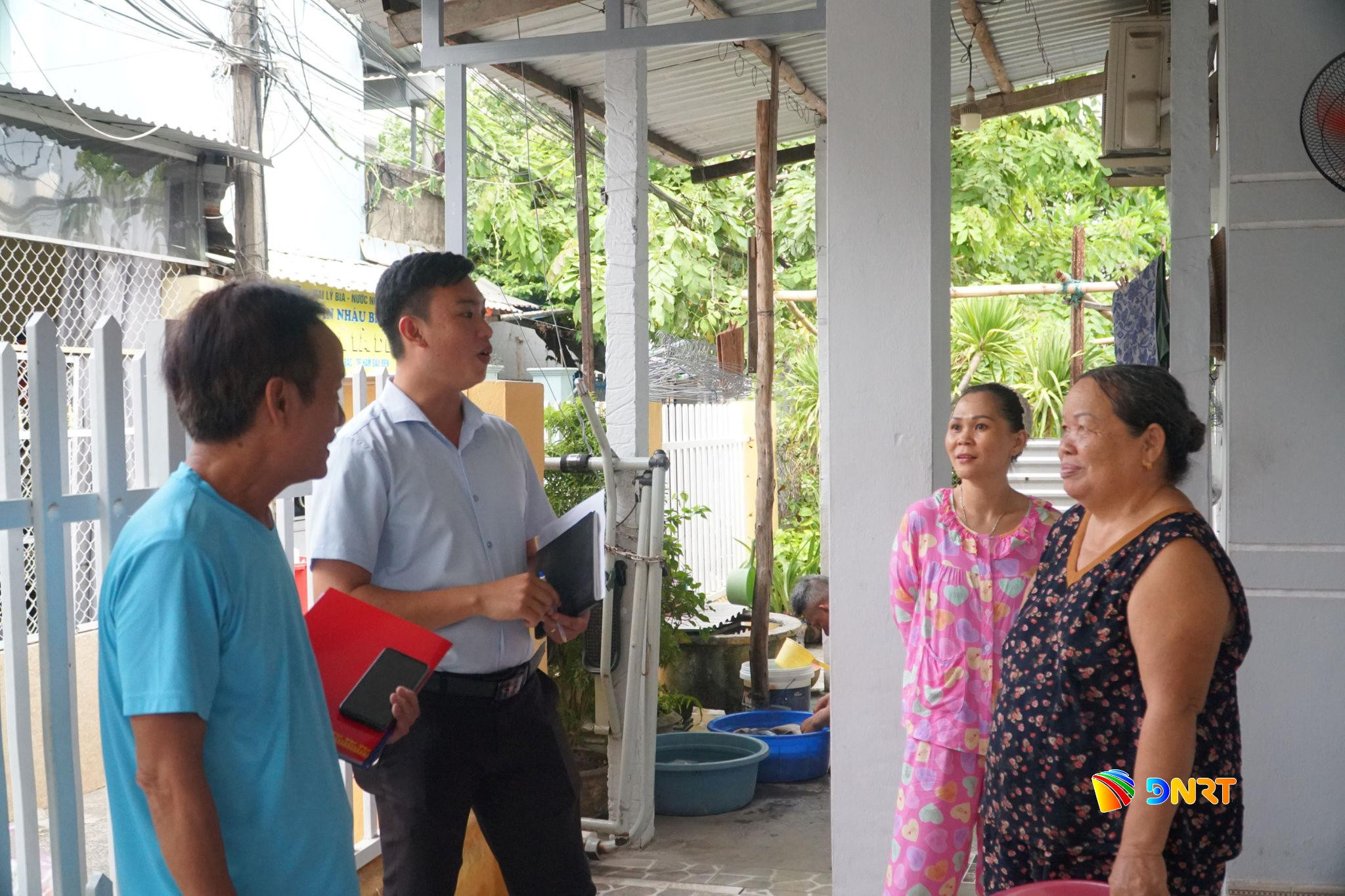 nhung-cuoc-tham-hoi-trao-doi-voi-nguoi-dan-giup-anh-dang-ngoc-quan-nam-bat-them-tinh-hinh-tai-to-dan-pho-man-thai.-anh-huu-trung.jpg