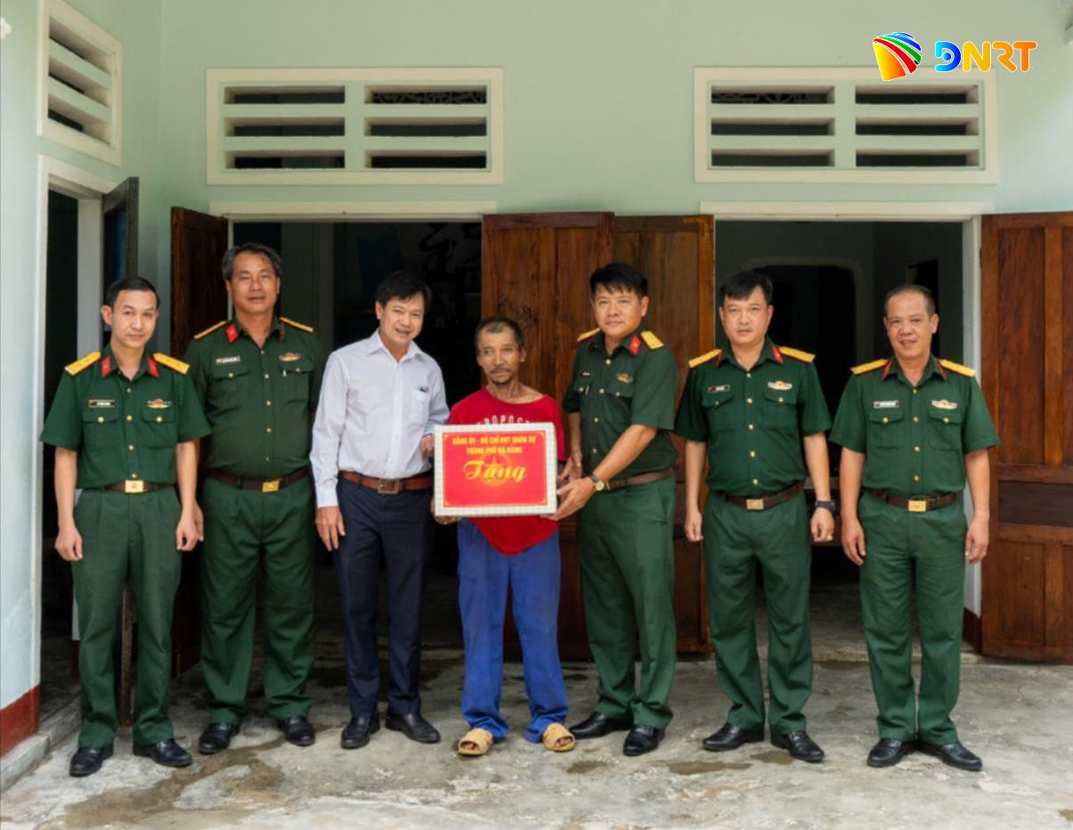 Tặng quà con đẻ người tham gia kháng chiến nhiễm chất độc hóa học tại xã Thu Bồn.