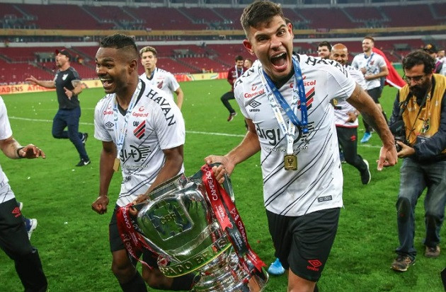 Bruno Guimaraes nâng cúp vô địch cùng Athletico Paranaense năm 2019