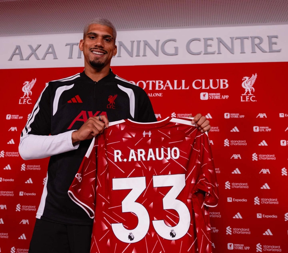 Ronald Araujo sẽ khoác áo số 33 tại Liverpool.