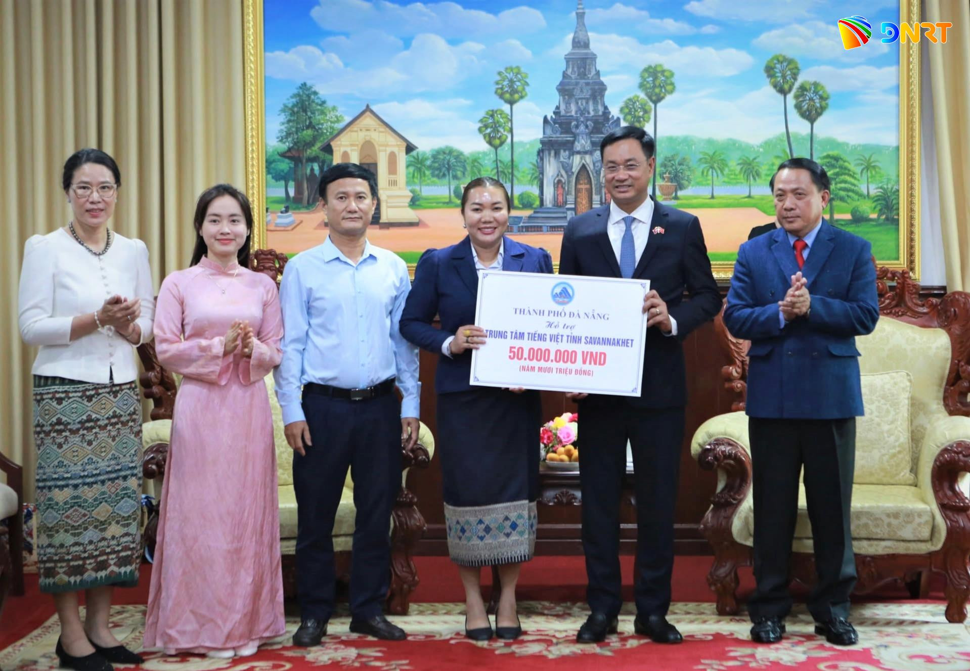 Ủy viên Trung ương Đảng, Bí thư Thành ủy, Trưởng đoàn Đại biểu Quốc hội thành phố Đà Nẵng Lê Ngọc Quang (thứ 2 phải sang) tặng Trung tâm Tiếng Việt tỉnh Savannakhet 50 triệu đồng nhân dịp đến thăm vào tháng 4/2026. Ảnh: THÀNH CÔNG