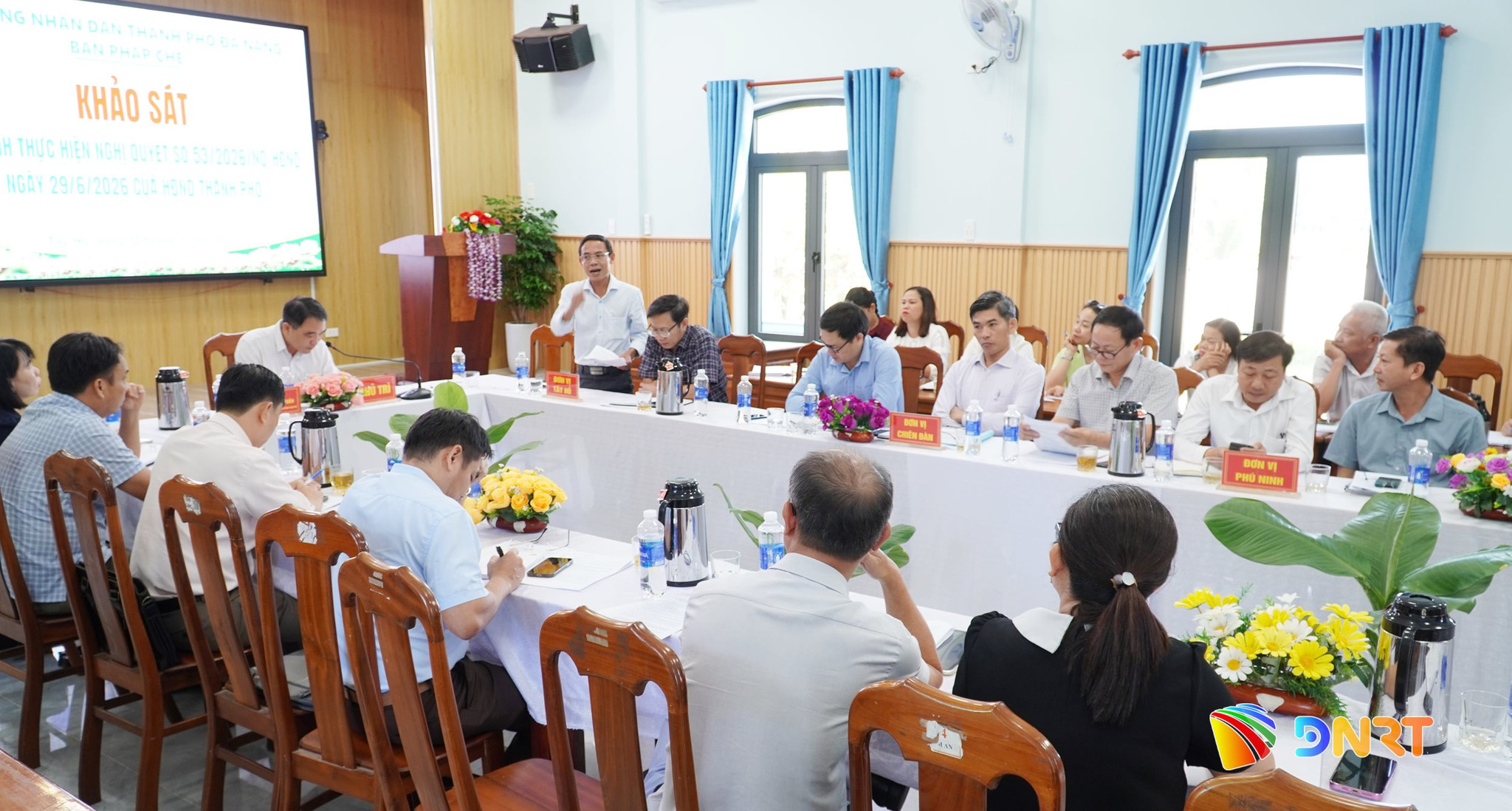 Lãnh đạo xã Tây Hồ phát biểu tại cuộc làm việc với Ban Pháp chế HĐND thành phố sáng 12/8. Ảnh: N.ĐOAN