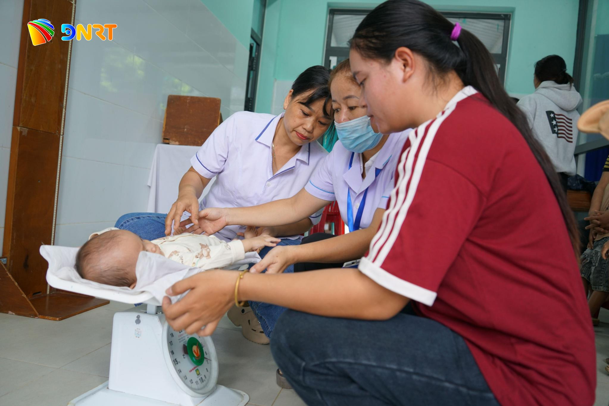 Cán bộ y tế ghi nhận chỉ số