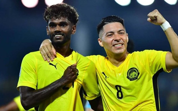 Pavithran (trái) đang có điểm rơi phong độ tốt trước trận bán kết ASEAN Cup.