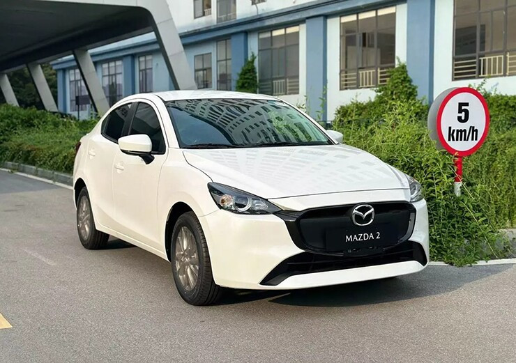Thiết kế phần đầu xe Mazda2 2026 với lưới tản nhiệt rộng
