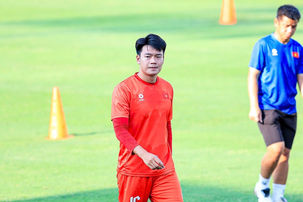 Nguyễn Thành Chung và các đồng đội nơi hàng thủ cần để ý đến Pavithran.