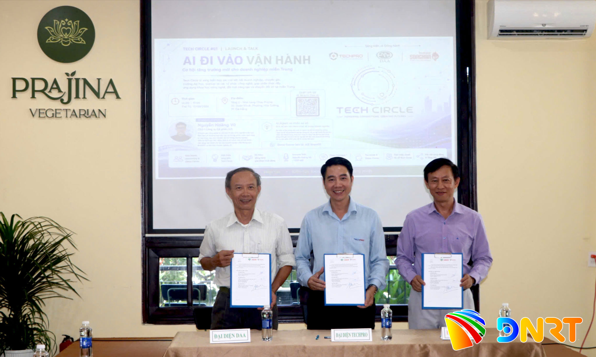 Techpro phối hợp với Songhan Incubator và Hội Tự động hóa Đà Nẵng ký kết đồng hành sáng kiến kết nối mở Tech Circle . Ảnh: VĂN HOÀNG
