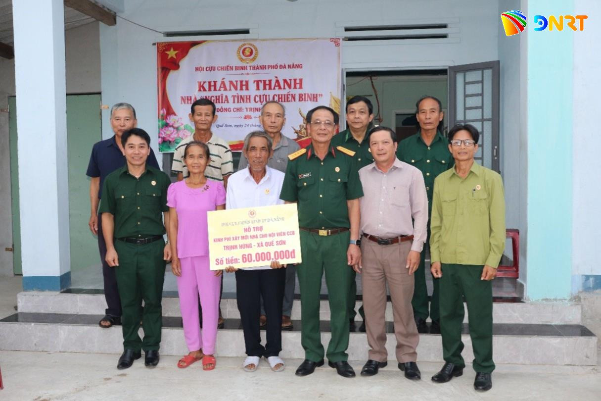 Đại tá Trương Chí Lăng, Chủ tịch Hội Cựu chiến binh thành phố dự Khánh thành và trao kinh hỗ trợ cho cựu chiến binh Trịnh Hùng, xã Quế Sơn. Ảnh: XUÂN PHƯỚC