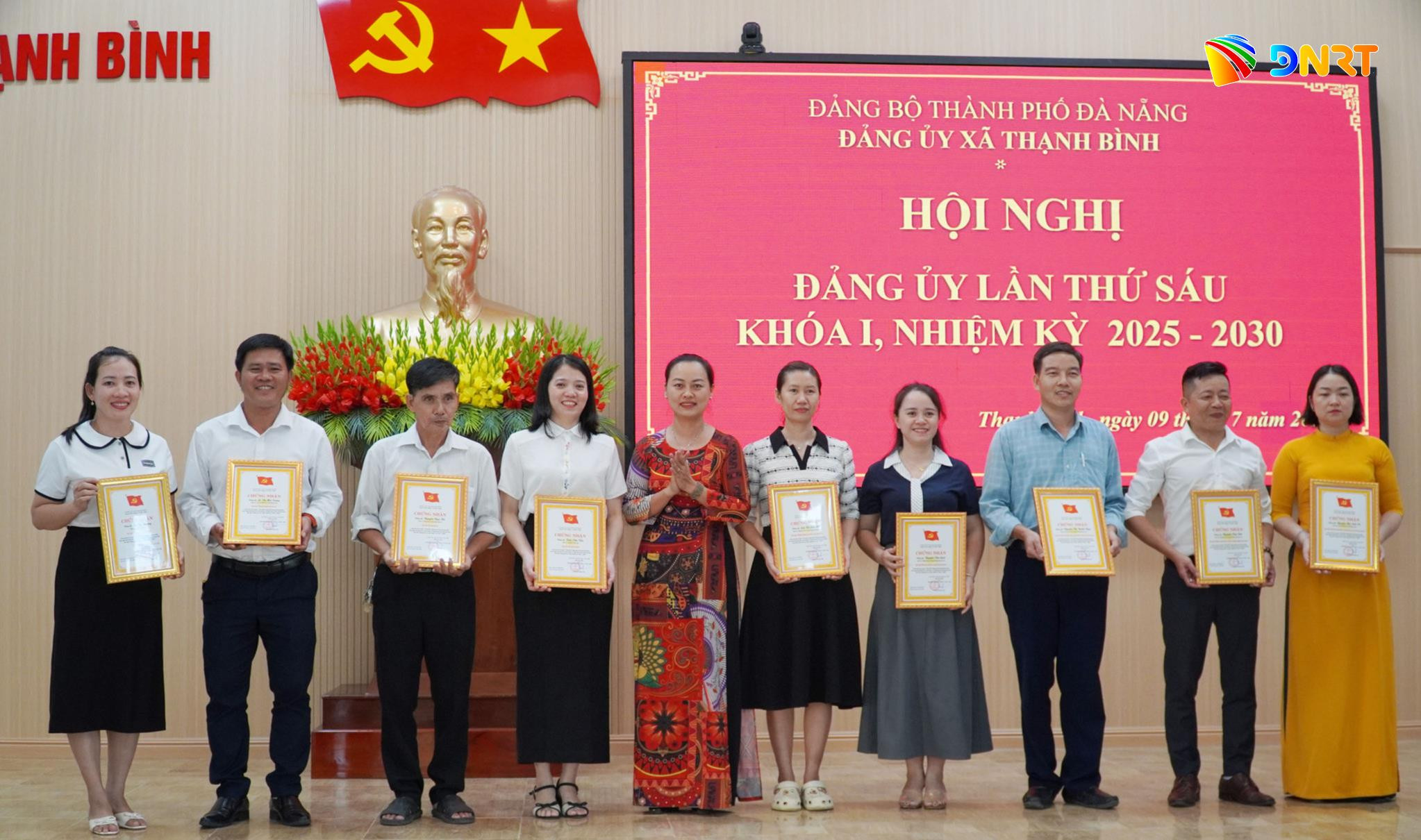anh-thanh-binh-trao-giai-cuoc-thi.jpg