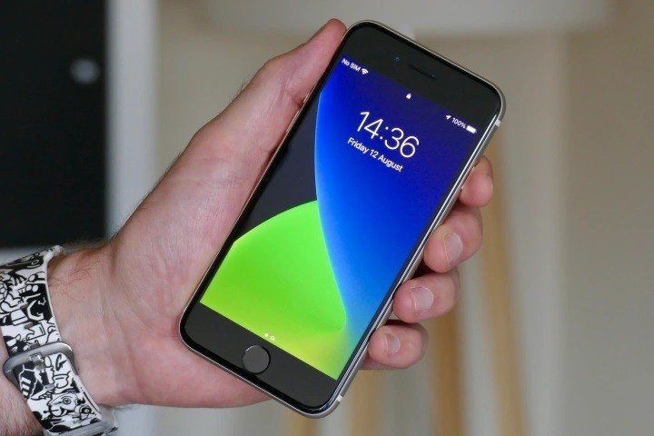 Thao tác cầm nắm một tay dễ dàng trên iPhone SE 2022