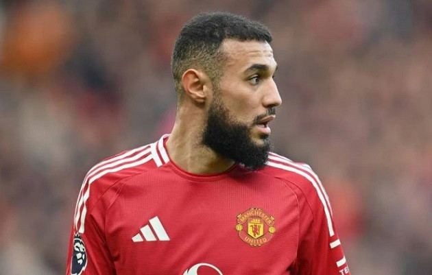 Mazraoui ca ngợi tinh thần chiến thần của các đồng đội. Ảnh: Getty.
