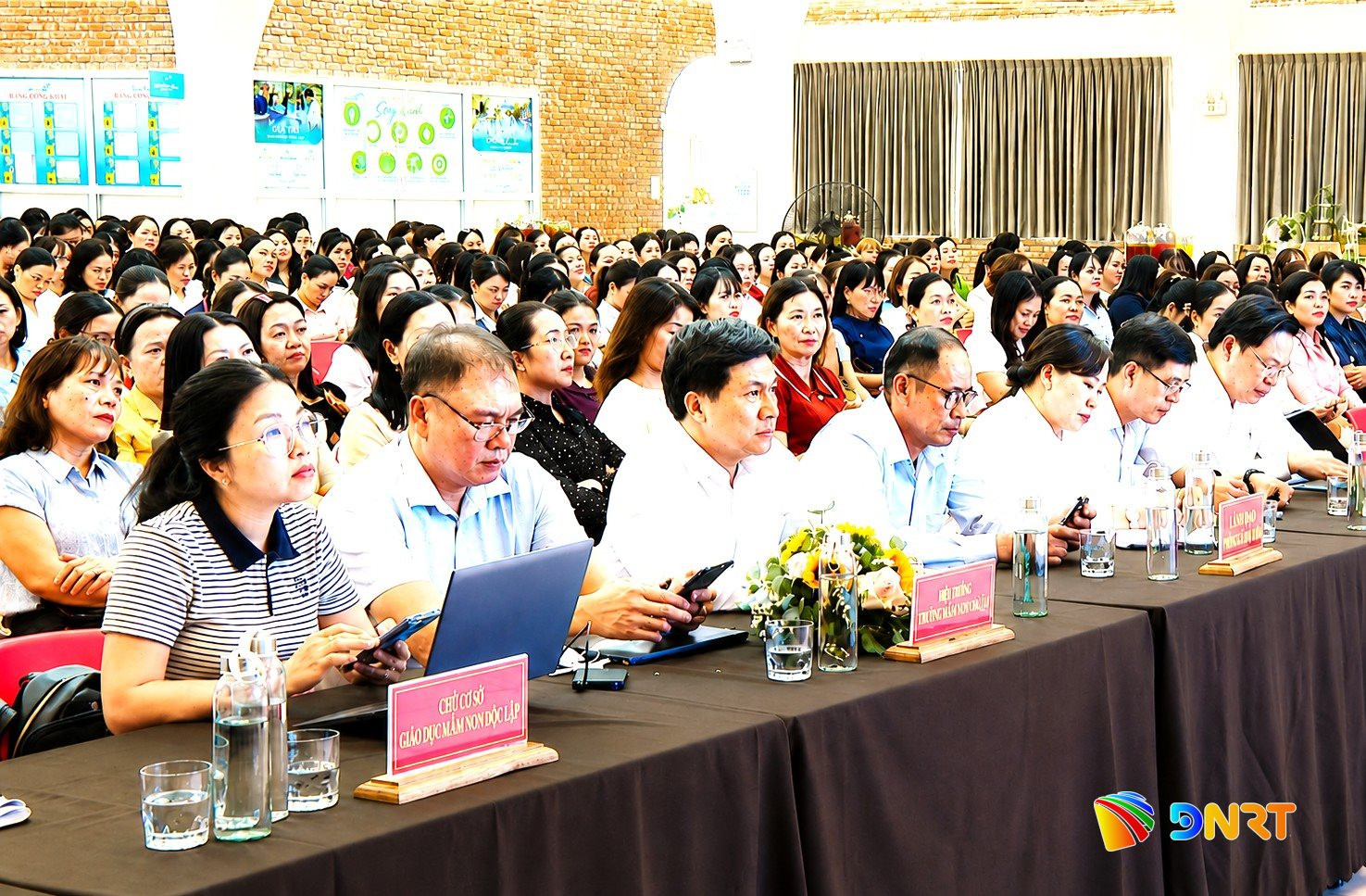 ơn 560 đại biểu