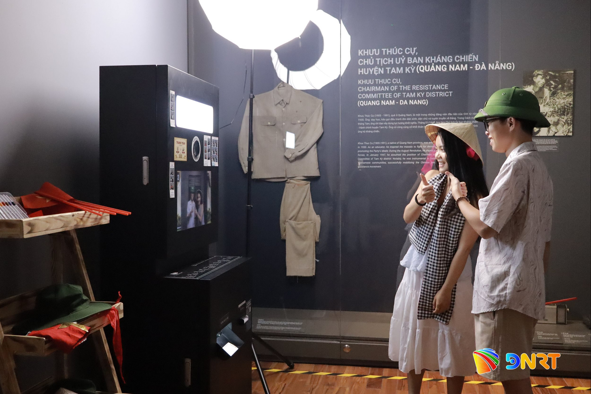 Du khách chụp ảnh với máy photobooth tại Bảo tàng Đà Nẵng. Ảnh: Đơn vị cung cấp