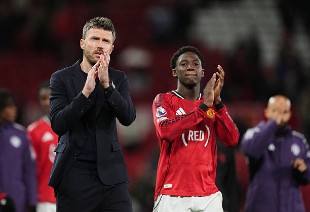 Michael Carrick lên tiếng bảo vệ Kobbie Mainoo.