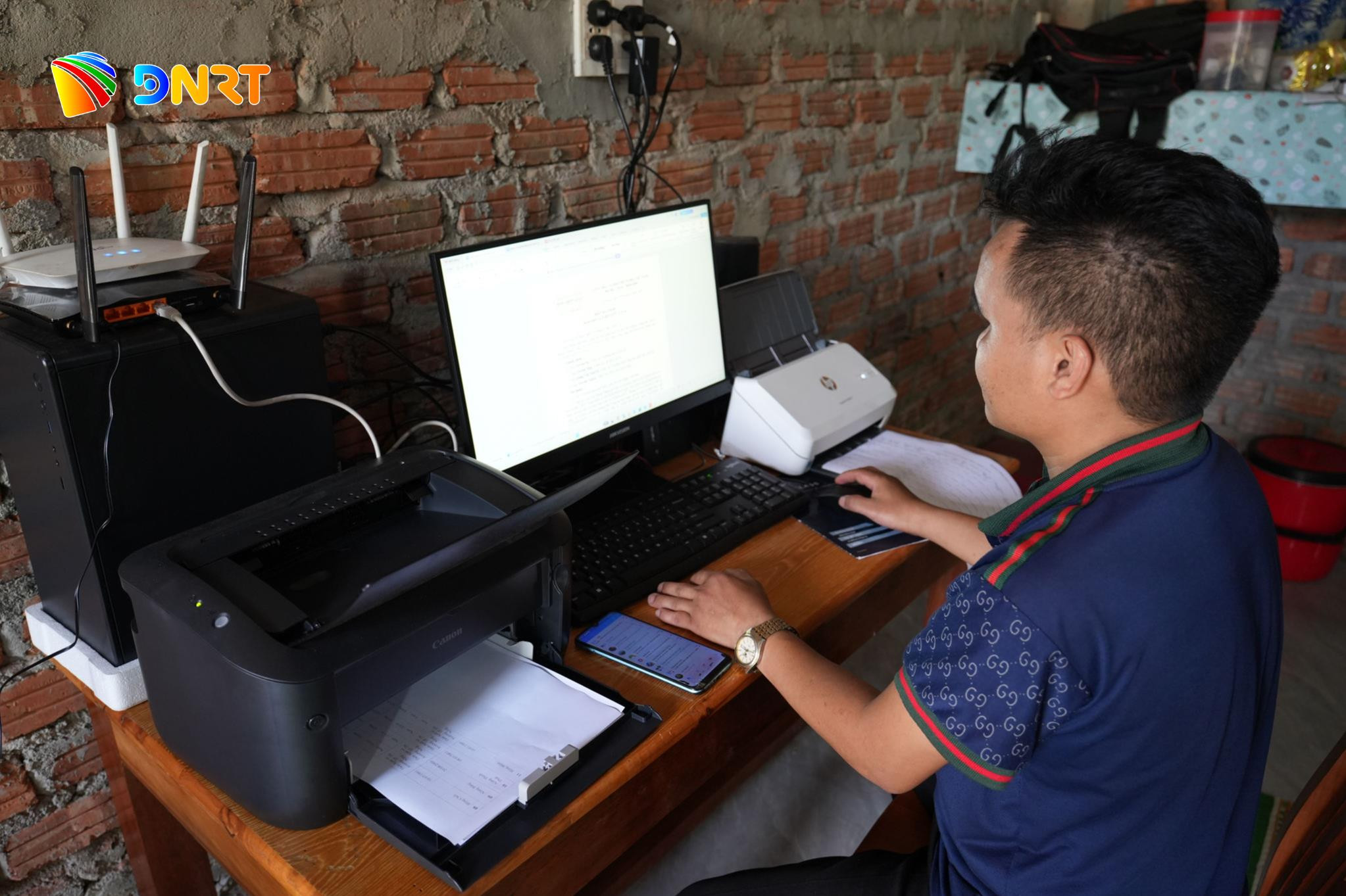 nho-dau-tu-dong-bo-anh-zo-ram-map-bi-thu-chi-bo-thon-apat-xa-avuong-da-su-dung-thanh-thao-su-dung-thiet-bi-cong-nghe-thong-tin-phuc-vu-cong-viec-tai-thon(1).jpg