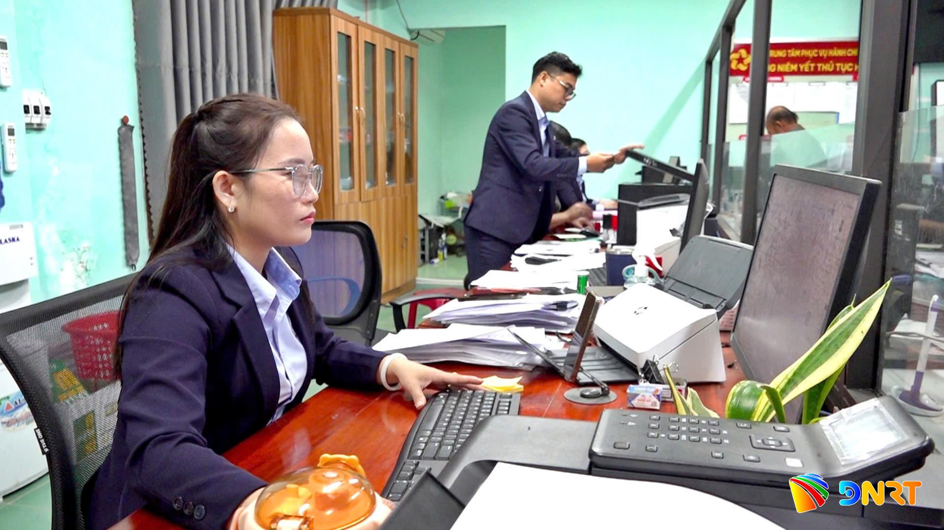 Cán bộ Trung tâm Cung ứng dịch vụ công xã Tây Hồ thực hiện xử lý hồ sơ, thủ tục hành chính công. Ảnh: HOÀNG ĐẠO