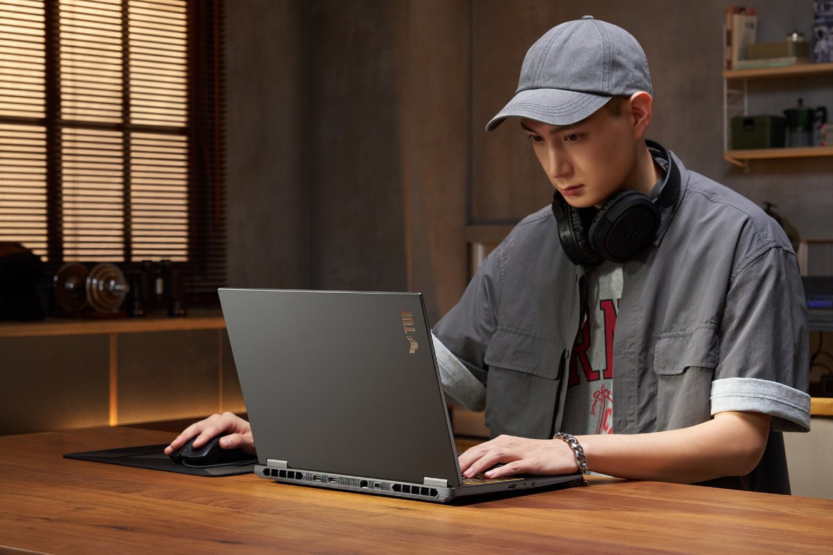Thiết kế mặt sau và cổng kết nối ASUS TUF Gaming 16