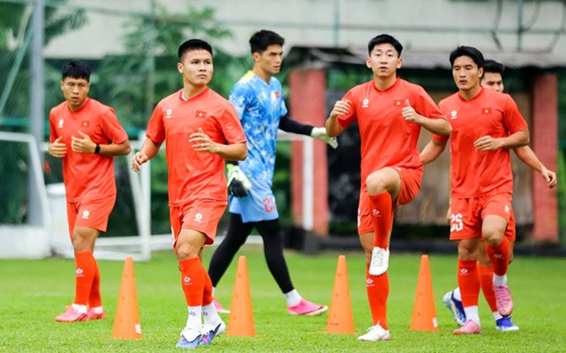 Tuyển Việt Nam buộc phải tập luyện giữa không gian mở. Ảnh: VFF